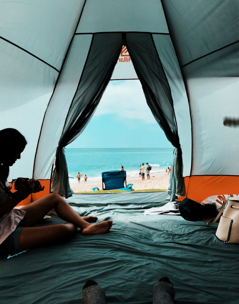 Tienda de campaña para playa con niños jugando en la arena