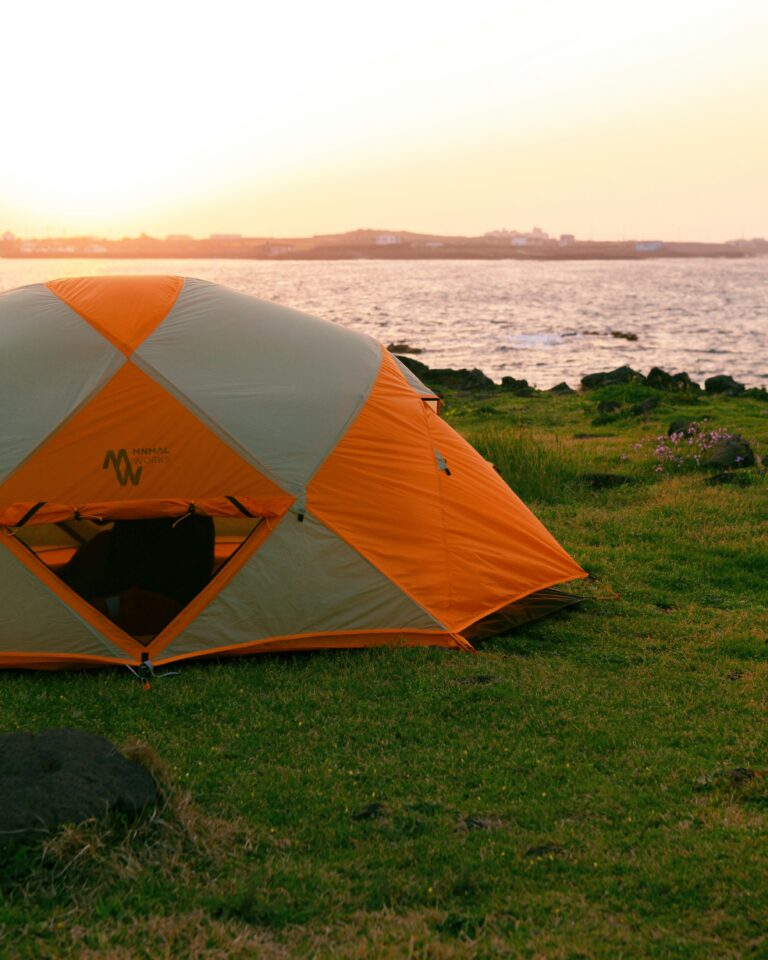 Tienda de campaña familiar con doble techo en un camping con lluvia