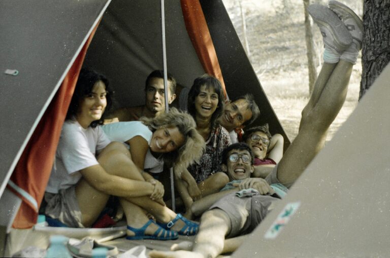 Tienda de campaña 6 plazas para familia grande montada en camping