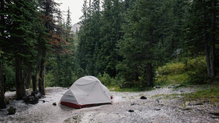 Tienda de campaña familiar impermeable bajo la lluvia en el camping