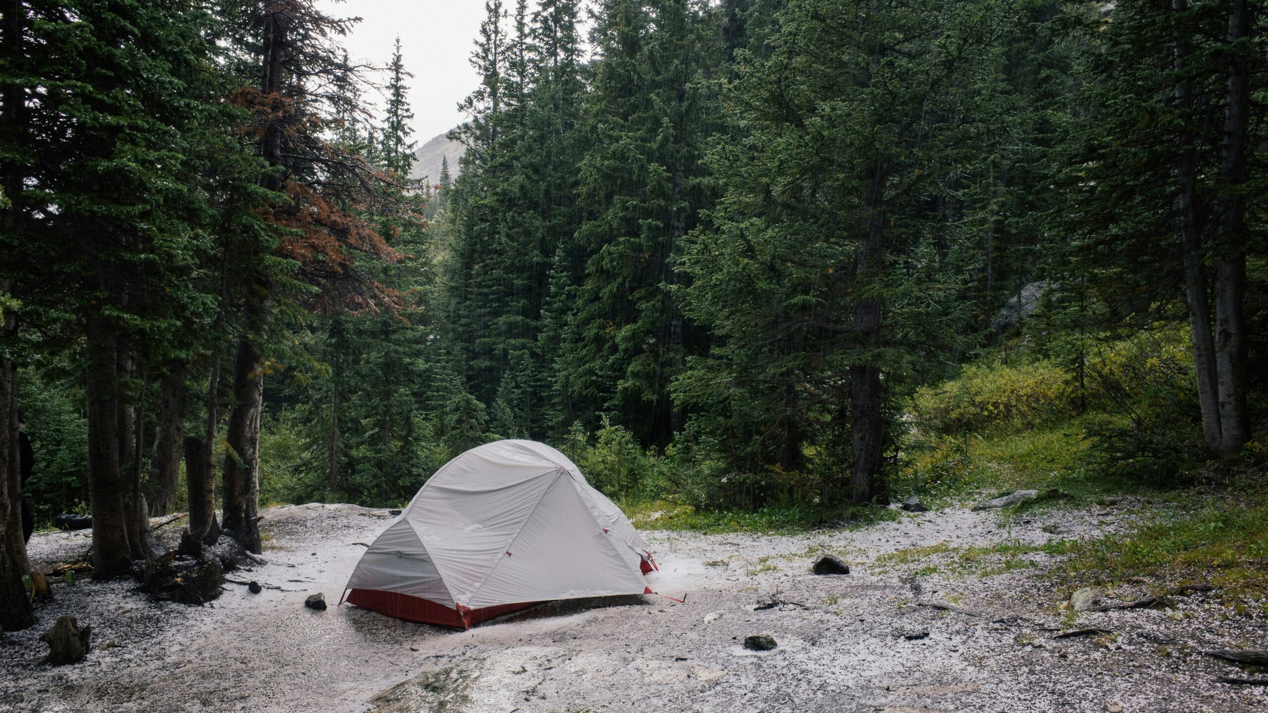 Tienda de campaña familiar impermeable bajo la lluvia en el camping