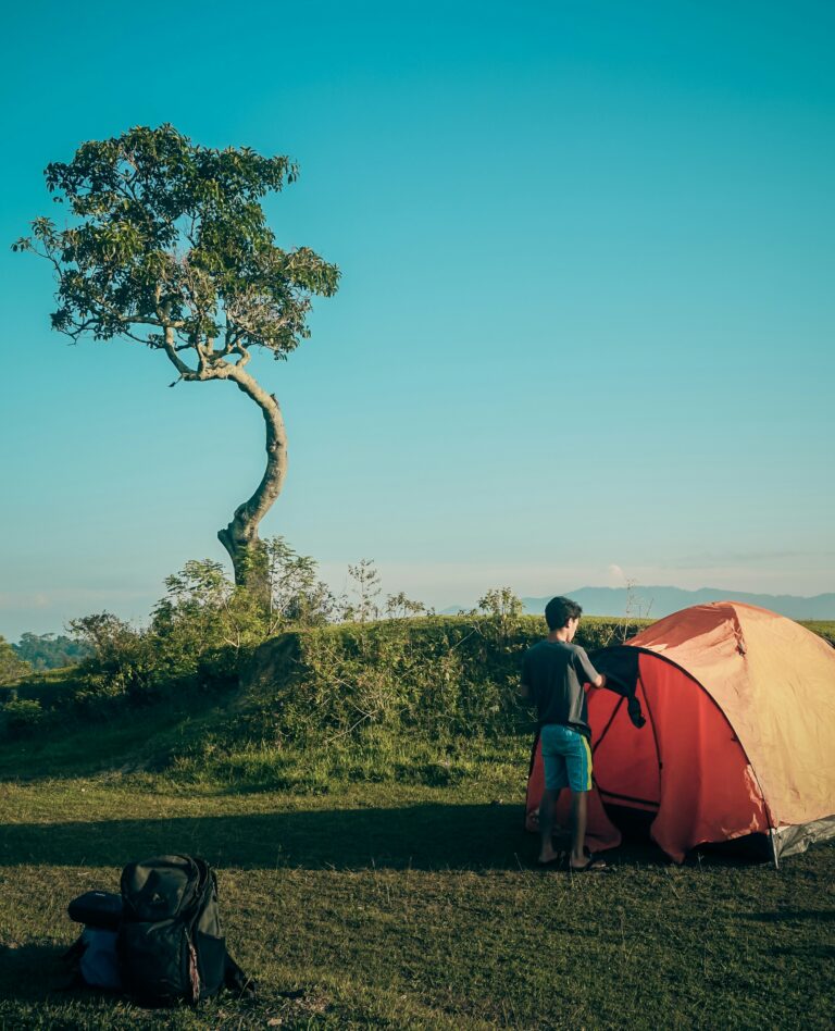 Padre e hijo montando una tienda de campaña familiar en el camping