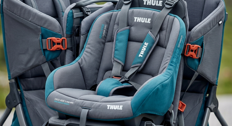 Vista detallada del asiento ergonómico desmontable ErgoRide de la mochila portabebés Thule Sapling Elite