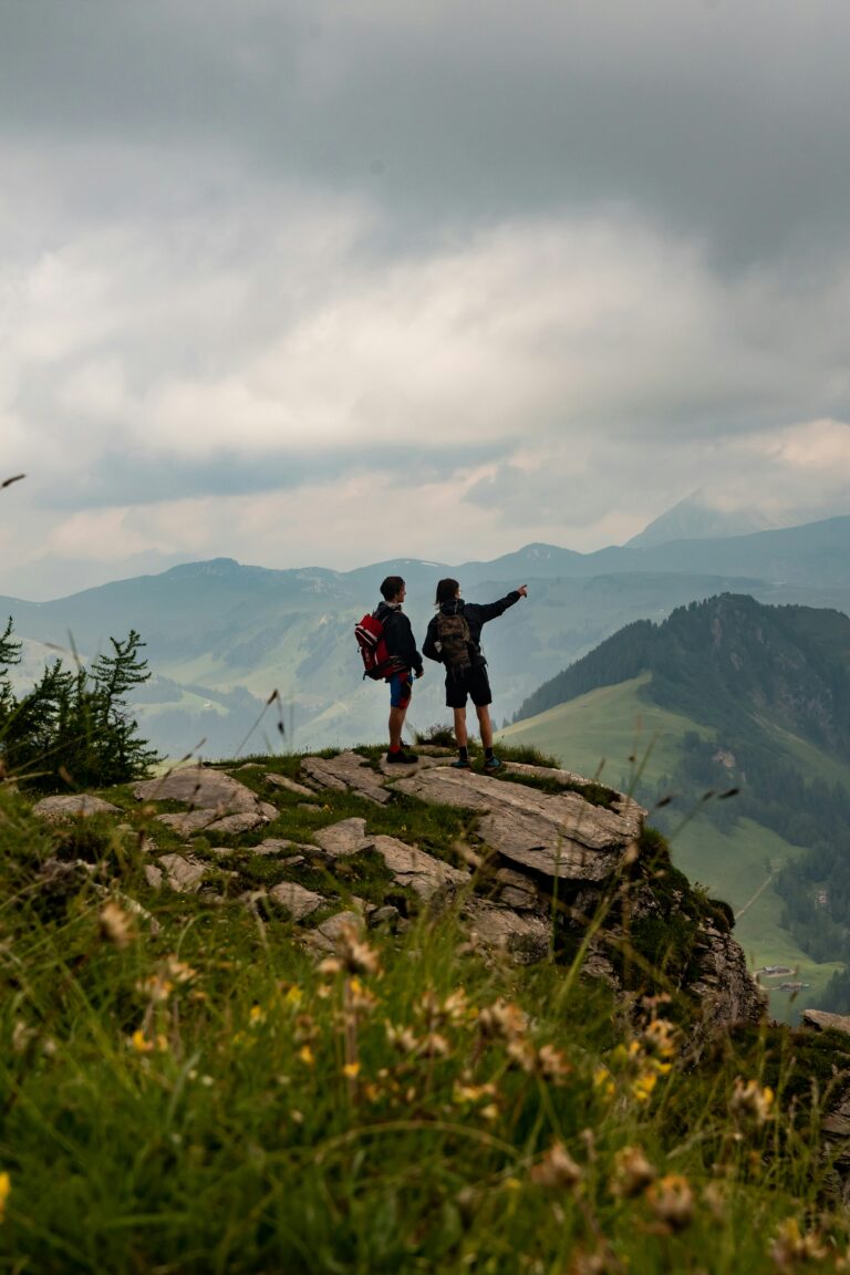 Familia equipada para elegir mochila senderismo familia en la montaña